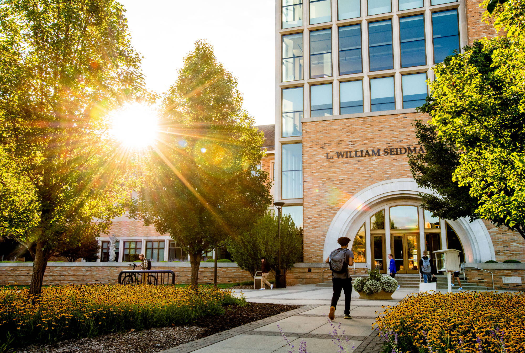 Students make their way to the Seidman Center on Grand Valley’s City Campus during the first day of classes August 25.